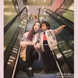 李小璐晒与甜馨工作照馨爷淡定从容
