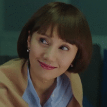 42岁袁泉私服好随性,穿了两次的牛仔大衣现身,时尚减龄又优雅