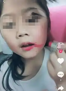 抖音到底祸害了多少孩子,化妆穿搭秀身材,网友厉害了我的小学生