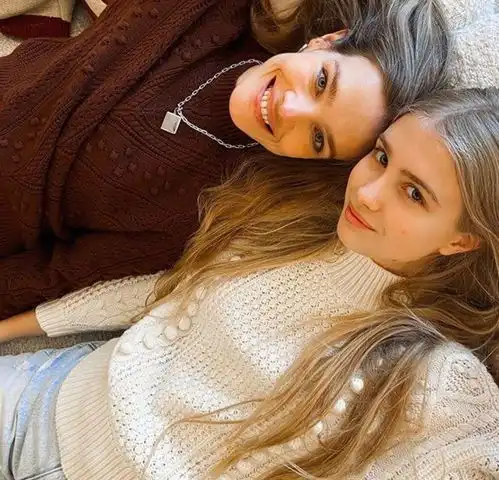 lv太子妃女儿真会长,大眼睛金发好像芭比,完美继承妈妈美貌