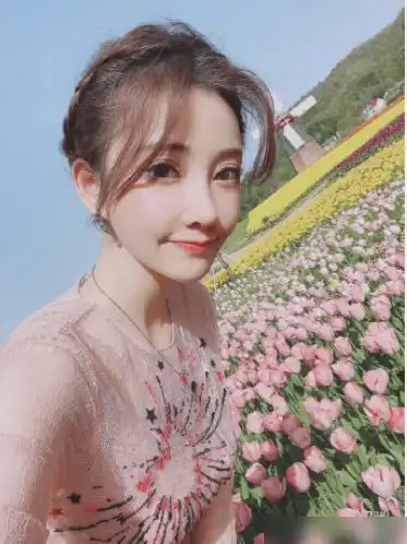 冯提莫夏日自拍来袭,魅惑猫系女友风,背影婀娜多姿秀完美身材
