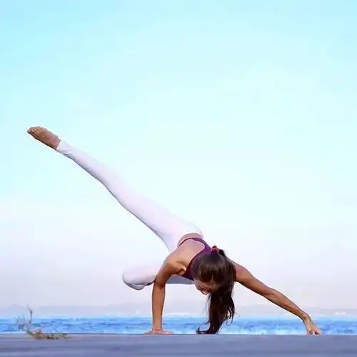 这位住在日本的女子,在ins上有17万粉丝不仅腿长臀翘样貌美练得一身好瑜伽,还时髦到不像话