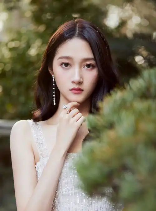 关晓彤最近状态让人很惊喜,一袭白色仙女裙灵动梦幻,年轻就是好