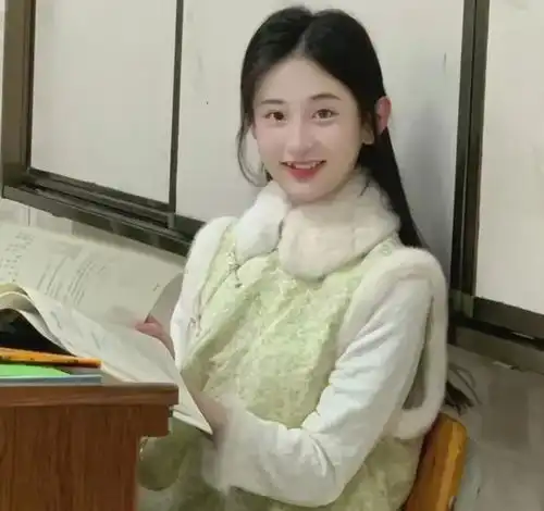 广西一女老师太漂亮走红,其他班的学生羡慕不已我会好好学习的