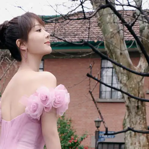 杨紫风格找对就逆袭穿泡泡袖长裙美成迪士尼公主,随便拍都是大片