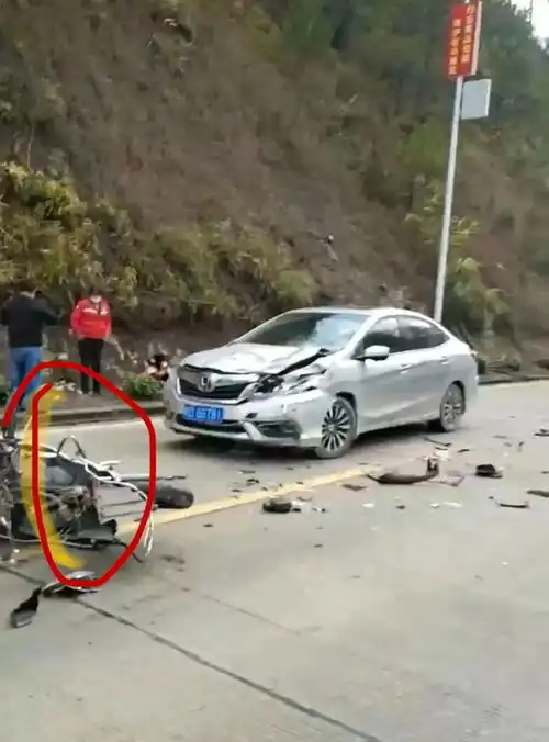 近日梧州市藤县一路段发生车祸一人当场盖上蓝布