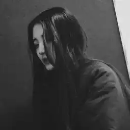 女生抽烟头像黑白歉疚