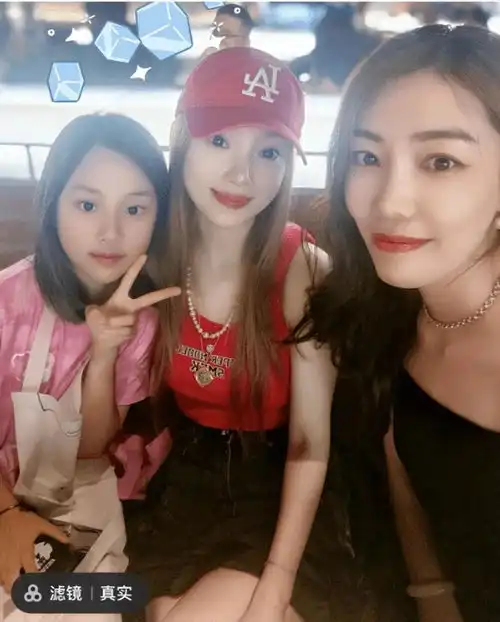 李小璐甜馨被偶遇10岁甜馨长相越来越像贾乃亮