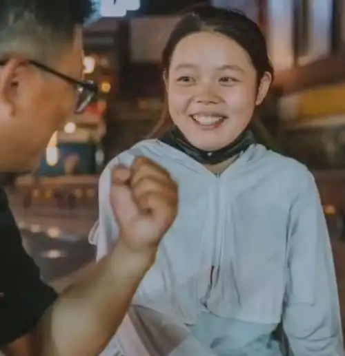 江西21岁单亲妈妈后续清明带女儿扫墓,公婆举动揭开人最大的恶