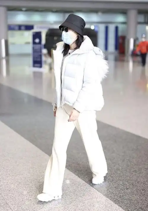 闫妮穿白色羽绒服戴渔夫帽,清新迷人,像一个漂亮的少女