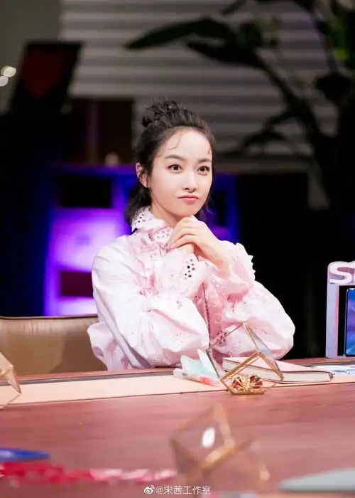 宋茜又换风格,收起了大女人的西装,走起了粉嫩小公主路线