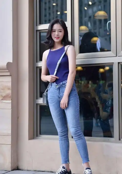 气质姐姐真会穿,中腰牛仔裤无袖上衣,穿搭尽显减龄时尚感
