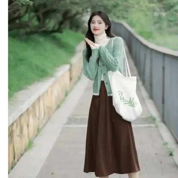 今秋流行的半身裙穿搭方法,优雅又气质,连背影都迷人