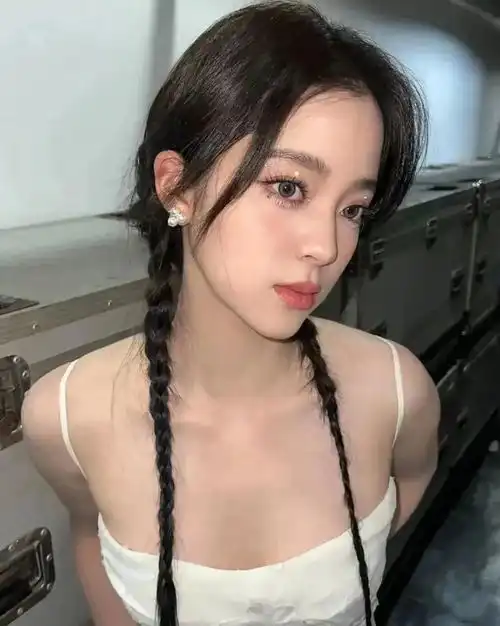 24岁欧阳娜娜晒国外度假,穿泳装秀凹凸曲线像美人鱼,纯欲风拉满