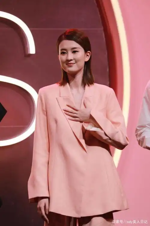 张靓颖乔欣同台参加活动,少女感vs少妇高级感,气质都很出众