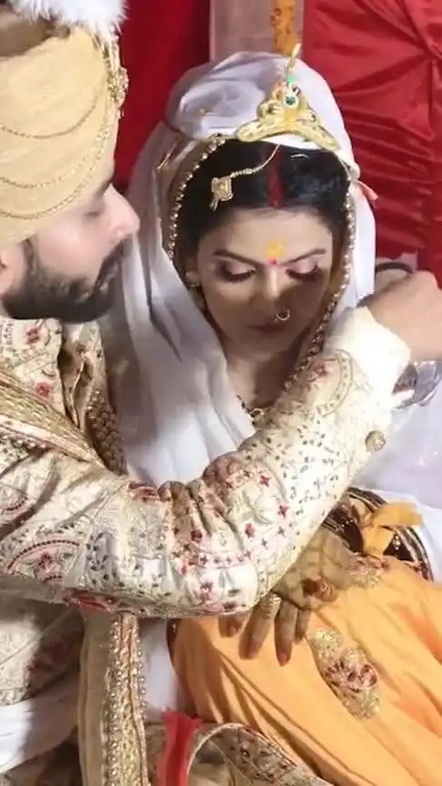 印度丧偶女再嫁,要穿上白色婚纱,手绘也不能画太多