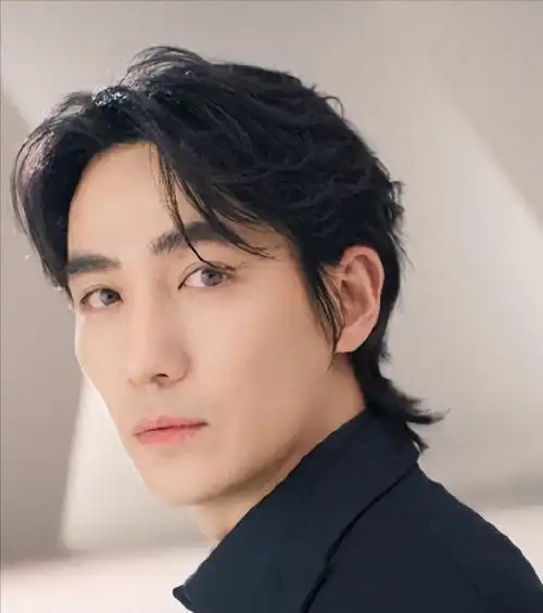 朱一龙全新大片曝光,狼尾短发造型撞脸梁朝伟,雕刻脸太迷人了