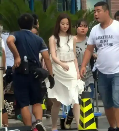 刘亦菲才是氛围感美女吧,简易打扮藏不住的浓郁仙气,没谁了