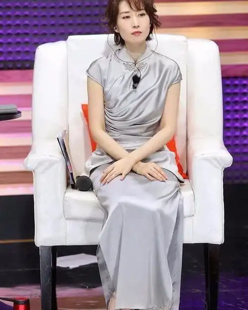 刘敏涛长相的确不漂亮,但她气质大方,有中年女性的成熟优雅感