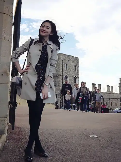 征婚美女博士再爆春季出游照,英伦风衣尽显成熟优雅范儿
