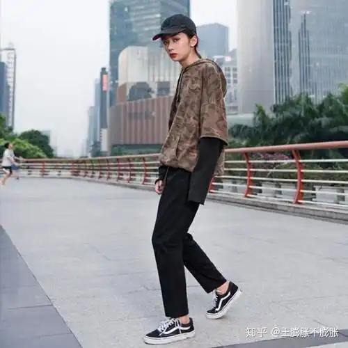 女生工装裤搭配女生这么穿也能酷酷的