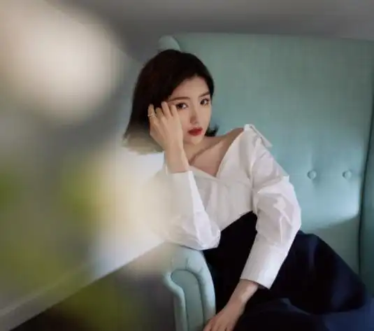 33岁毛晓彤商场扫货,毛衣3w帽子1w够奢侈,网友花钱开心就行