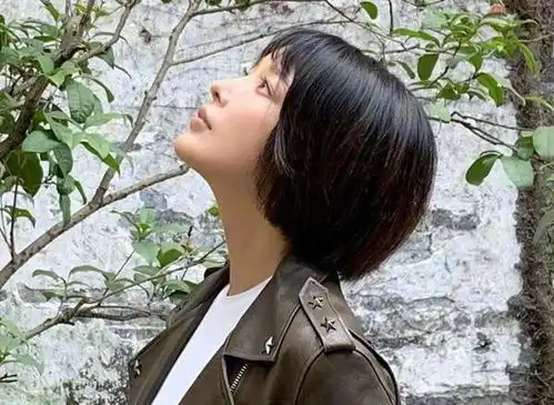 主持人胡蝶素颜照,36岁身材苗条似少女,嫁大12岁陆川幸福如初