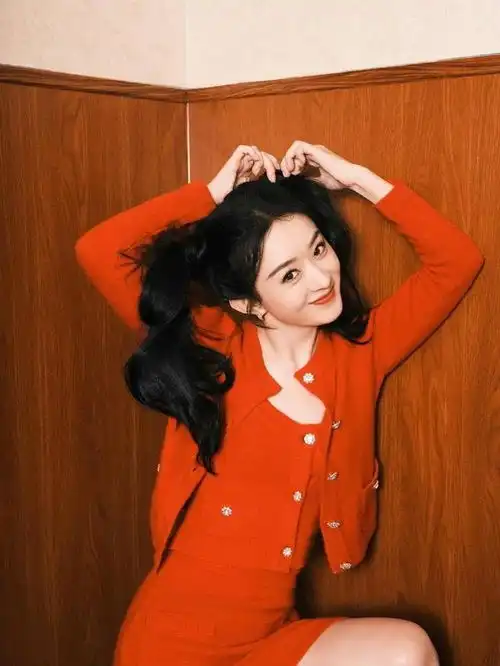 新年穿红衣赵丽颖红衣造型一套甜美一大方成熟你更喜欢哪一套呢