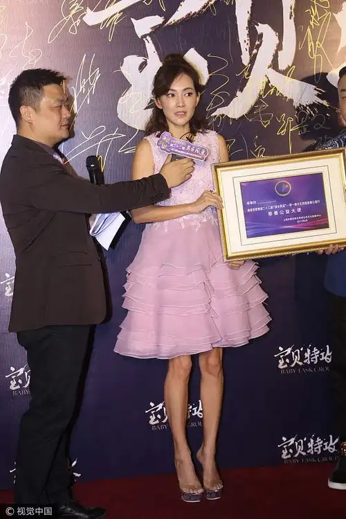 45岁牛莉暴瘦惊现麻杆腿少女裙顶丸子头减龄