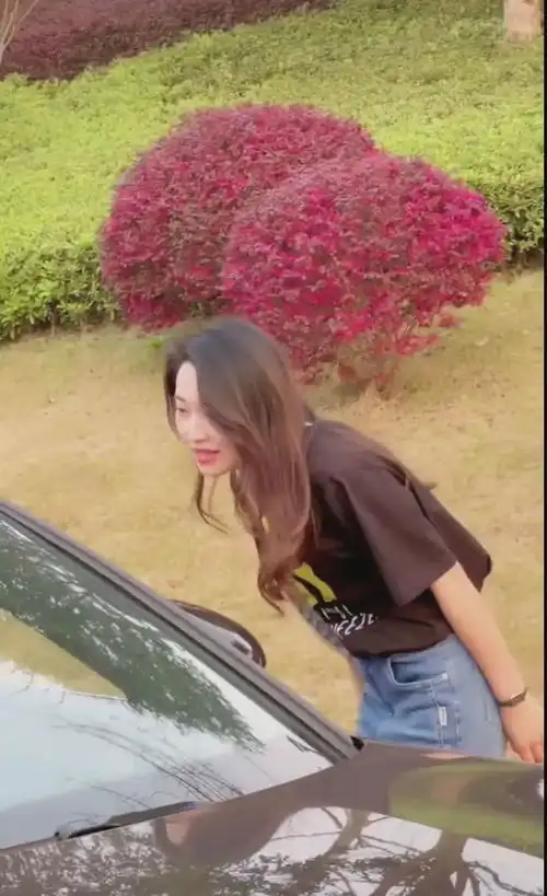 一对夫妇开着保时捷,目中无人,结果被美女的劳斯莱斯教育了