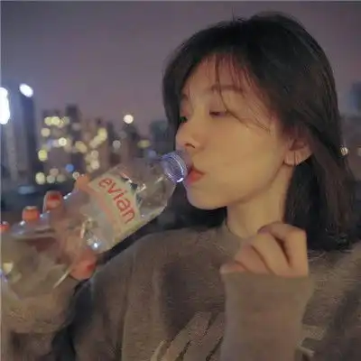 qq头像女生喝饮料韩系可爱头像那些苍白的曾经被我们丢弃