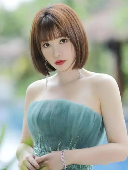 柳岩由来紫宫女,共妒青蛾眉