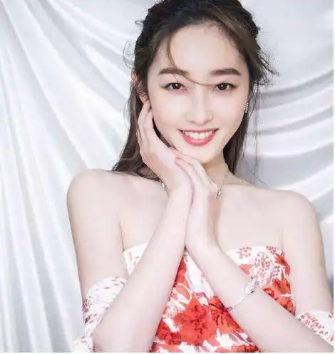 以玉女形象出道,出道即巅峰,如今混的不如18线,只怪长得太寡淡