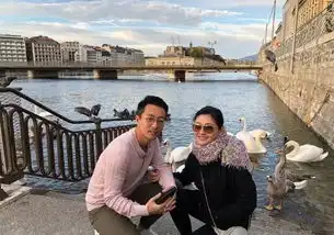 汪小菲晒父女同框,牵手女儿逛街,小玥儿手长腿长背影好淑女