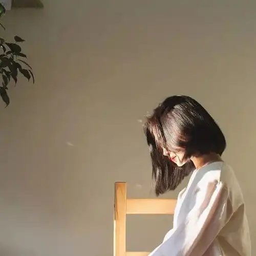 女头部位头像短发痛经