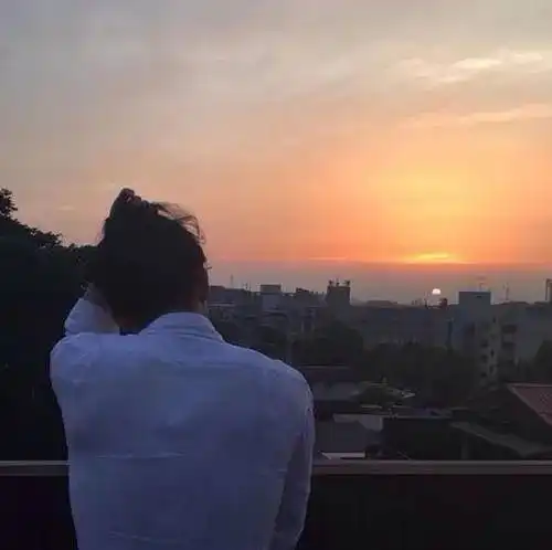 夕阳下的背影女生头像教