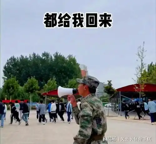 不讲武德河南一学校军训,女生表演模仿秀,一声解散教官急眼了