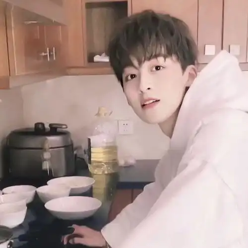 何洛洛无水印头像