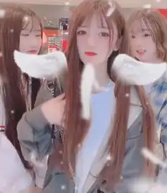 允恩与闺蜜拍视频,一女孩撞脸颖宝,另一女孩表情亮了满脸嫌弃