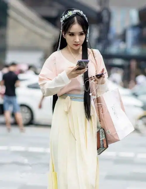 美女真有创意,穿新款汉服现代高跟鞋,出人意料的穿搭