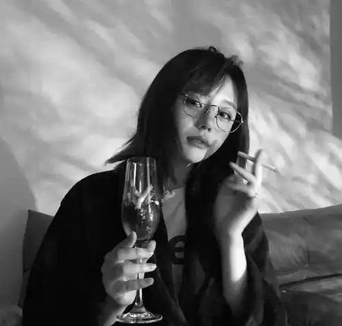 抽烟头像女高清