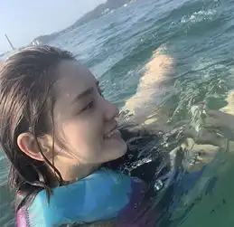 获男友百万生活费,张馨月与闺蜜出海度假,穿泳装比美素颜超耐看