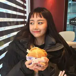 微博或者instagram上有哪些不是特别红却很好看并且有自己特色的小姐姐