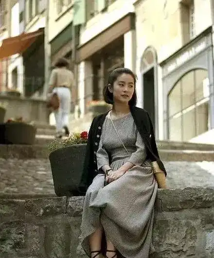 65岁林青霞带女儿逛街短发显干练,23岁女儿是娃娃脸表情冷淡