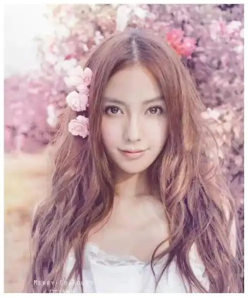 从凸嘴龅牙到真人芭比再到红毯杀手,baby的脸发生了哪些变化