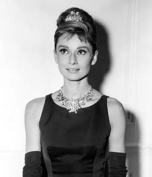 奥黛丽赫本赋予珠宝不同光芒的女子