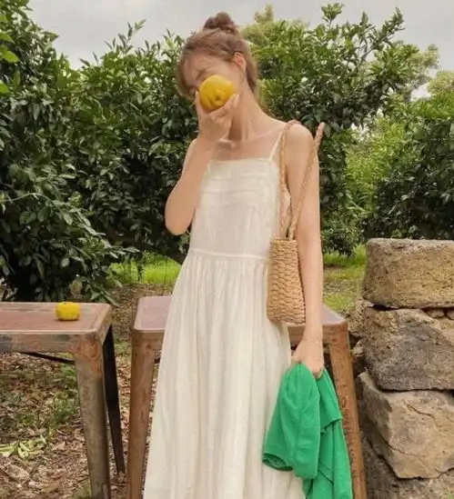 扔掉你的碎花裙吧,今年流行这3条裙子,时髦显瘦还很高级