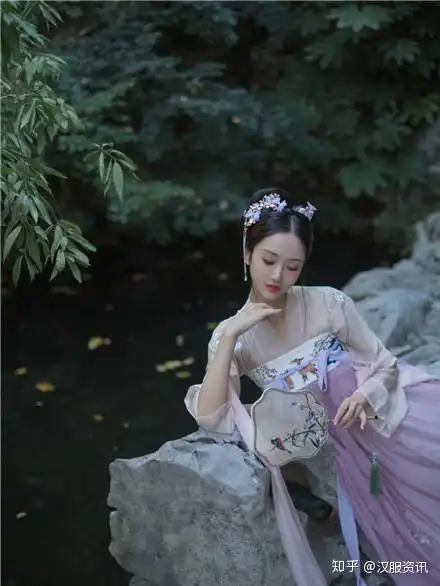 女生穿汉服常用的拍照姿势大全