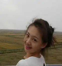 郑爽整容前照片曝光牙套妹女星的惊人蜕变