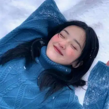 黑发女生气质头像冬日温